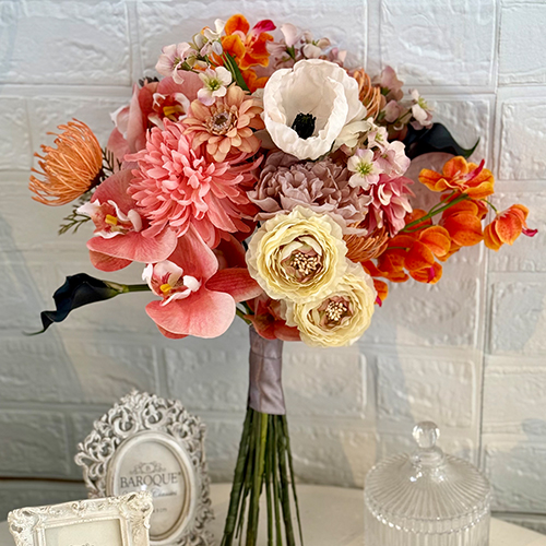 人気のコーラルピンク、オレンジ、ブラウン系のクラッチブーケ
