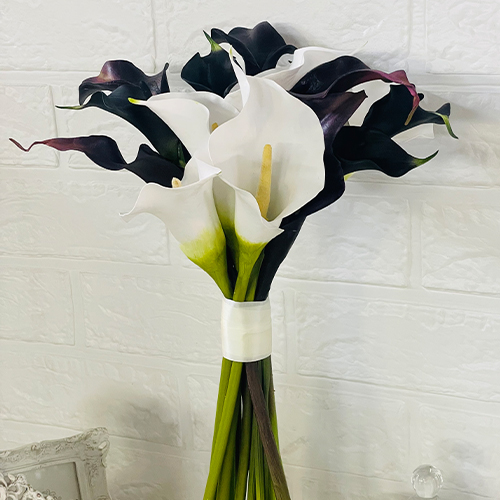 ホワイトとブラックのカラーが映えるスタイリッシュでエレガントなクラッチブーケ