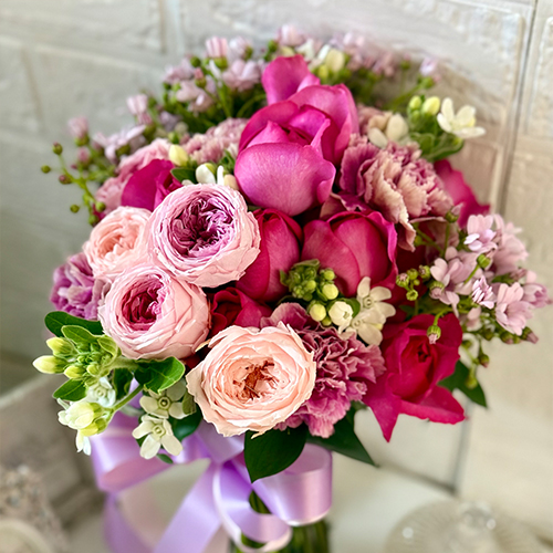 華やかなピンクオールドローズと紫小花のクラッチは白ドレスにもカラードレスにも